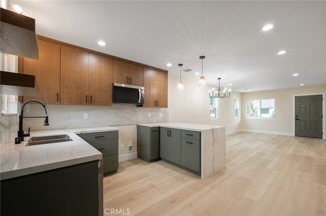 Photo - 745 W 106th St