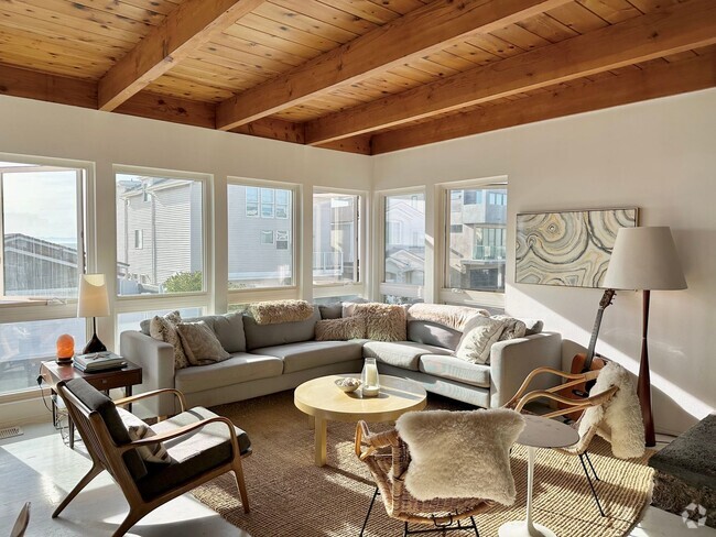 Building Photo - 3600 Ocean Dr Unit 1 Rental