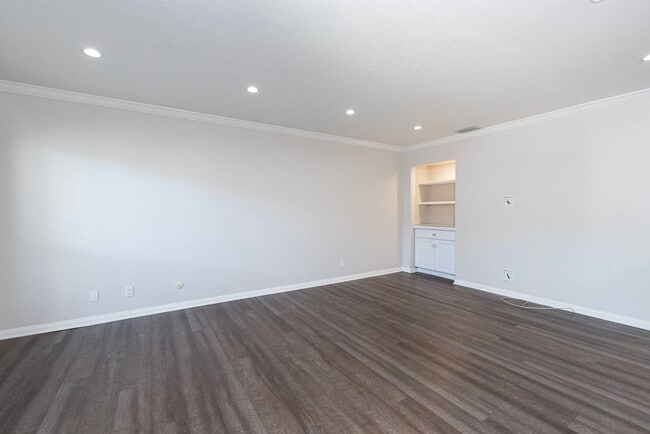 Photo - Updated private 2 bedroom/2.5 townhouse in...