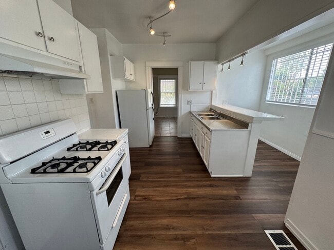 Photo - 1124 W 37th Pl