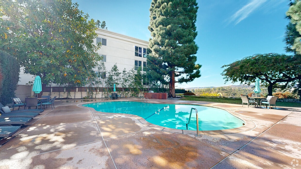 3D Tour - The Roscomare Apartments