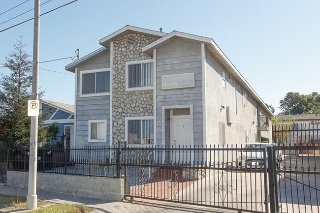 Building Photo - 1428 Plaza del Amo Unit 1