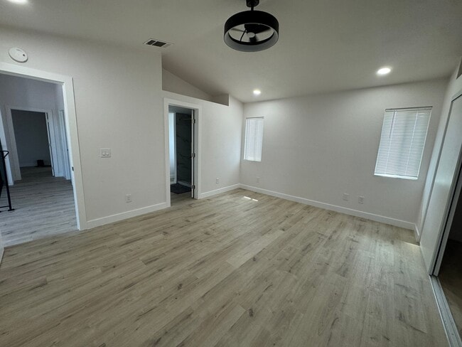 Photo - 1565 Joanne St