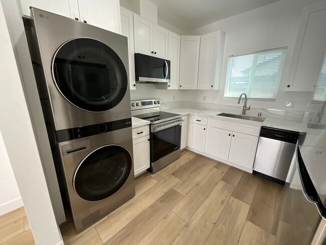 Photo - 5952 Balcom Ave