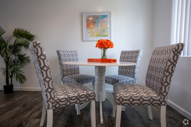 2BR, 1BA - Palm View Village Gardena