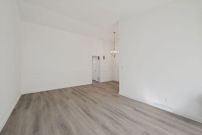 Photo - 333 Rexford Dr Unit 5