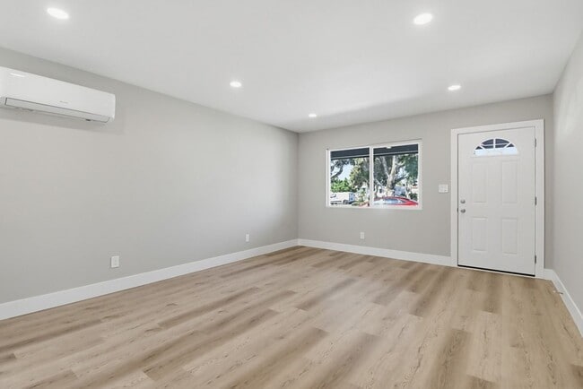 Photo - 54TH STREET 2985-2987 FRONT UNITS Unit 2987 #A