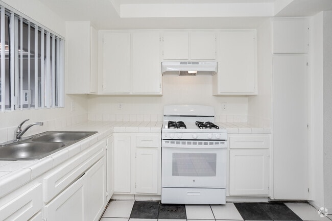 2BR, 2BA - 900SF - Kitchen - Baker Place Apartments