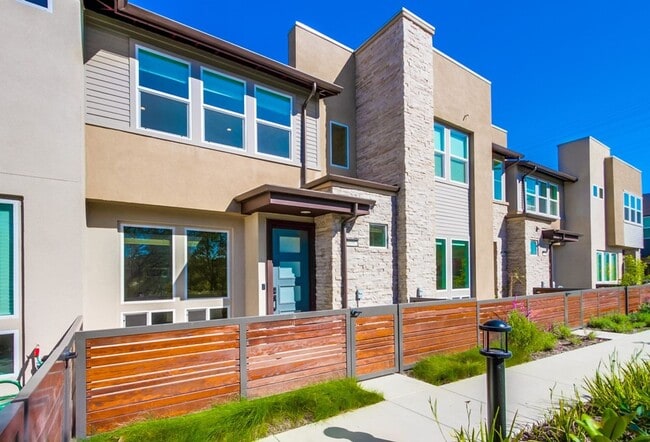 Building Photo - Mira Mesa 3 Bedroom Townhome!