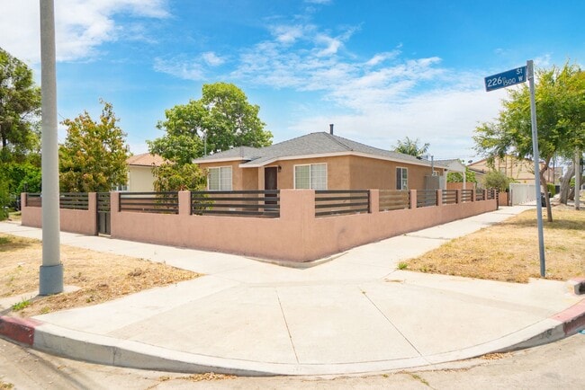 Building Photo - RECENTLY REMODELED, BRIGHT & AIRY 3BR2BA HOUSE ON SPACIOUS CORNER LOT W/ LARGE WRAP AROUND YARD &...