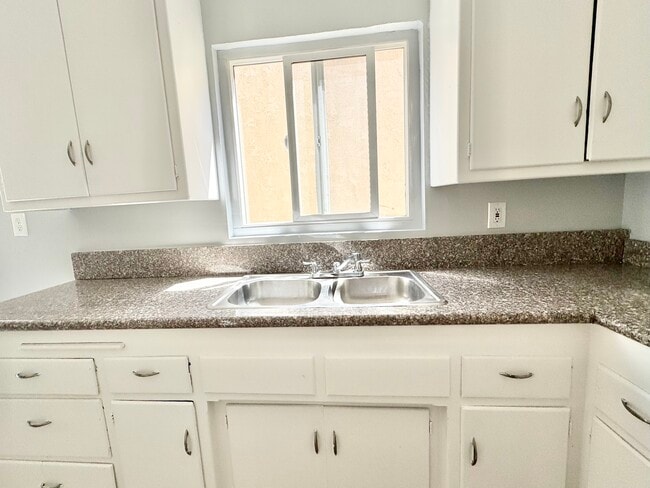 Building Photo - 13714 S Inglewood Ave Unit B Rental