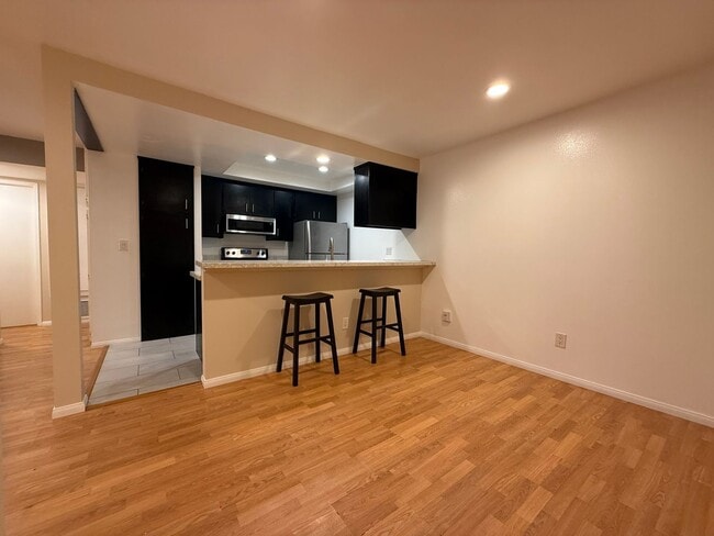 Photo - Mission Plaza 2/2 Great amenities & location Unit 101