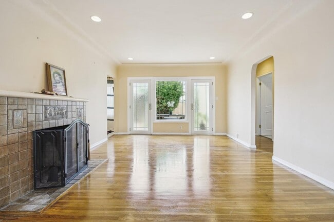 Photo - 517 E Chestnut St