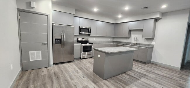 Building Photo - 7040 Woodman Ave