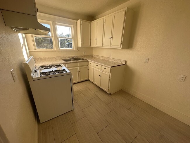 Photo - UPGRADED 4 BEDROOM NEAR DRAKE PARK! Unit 1121