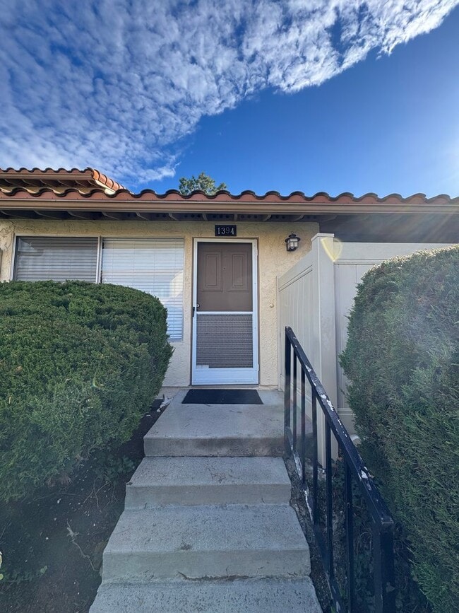 Building Photo - Bright, Updated Home Ready to Move In