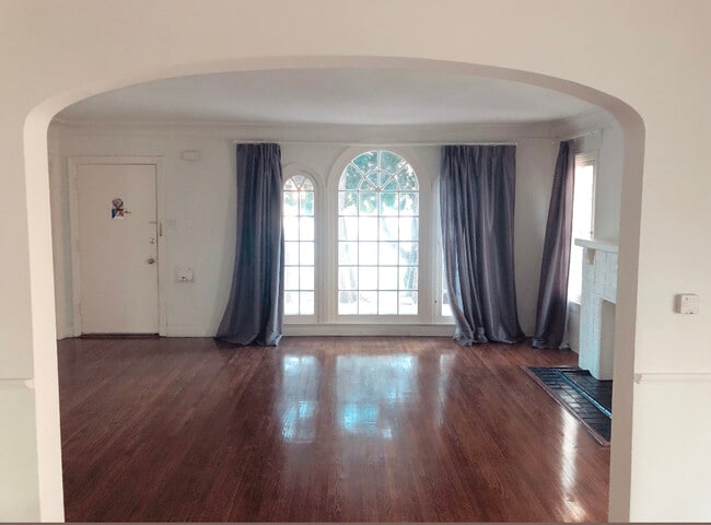 Photo - 1076 S Redondo Blvd House