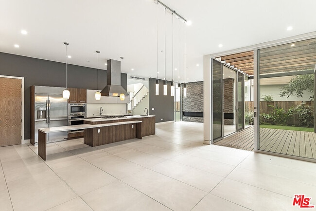 Photo - 16540 Moorpark St