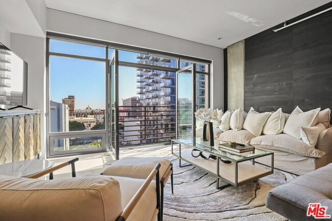 Building Photo - 1111 S Grand Ave Unit 916