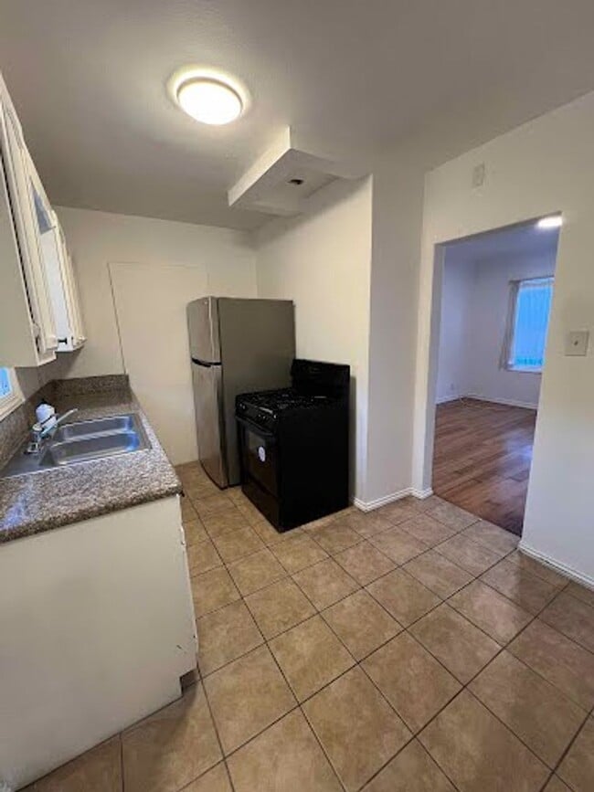 Photo - Newly Renovated 1 Bedroom in West Adams Unit #2653 1/2