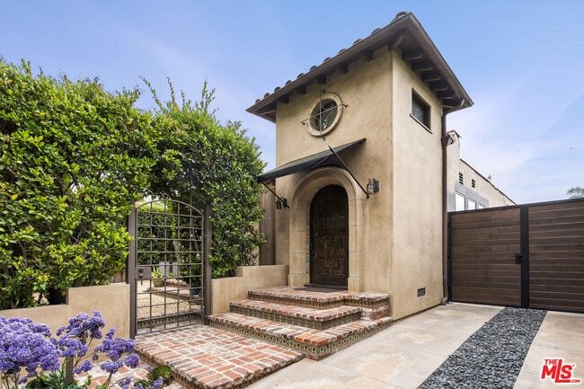 Photo - 435 Westmount Dr