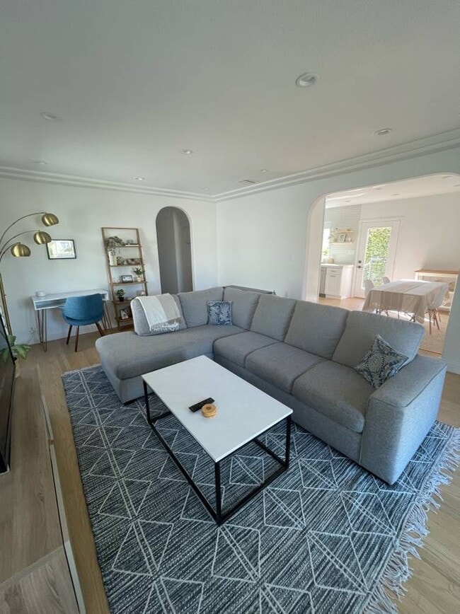Living room - 1644 Wellesley Ave House