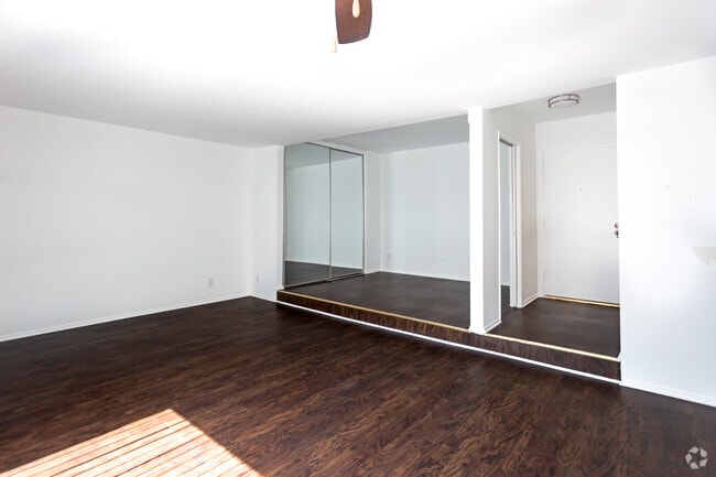 0BR,1BA 600SF Dining - Studio City Hills