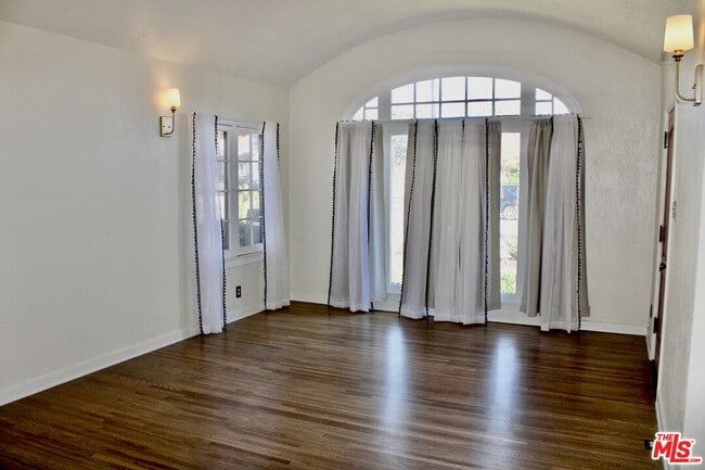 Photo - 495 N 8th Ave