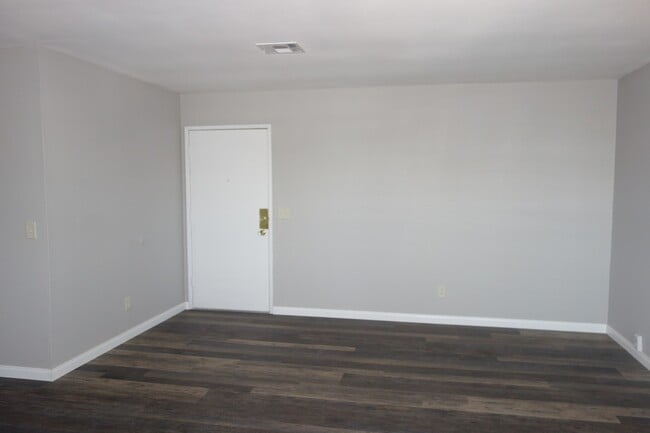 Photo - Renovated Large 2 Bedroom/1 Bathroom Top F... Unit 3