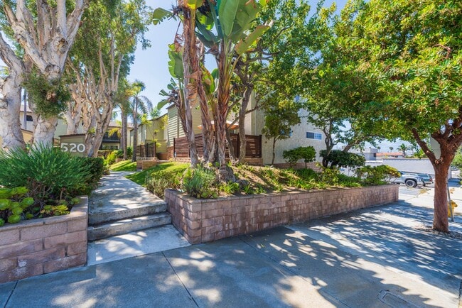 Building Photo - Beautiful remodeled 2 bed 2 bath townhome ...