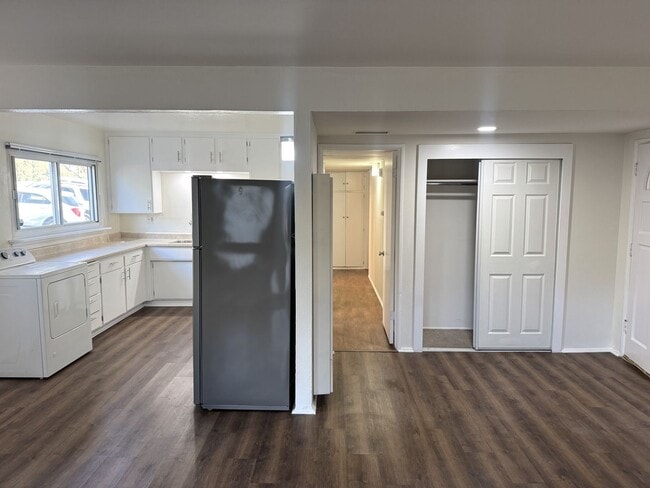 Building Photo - Rees Unit 124