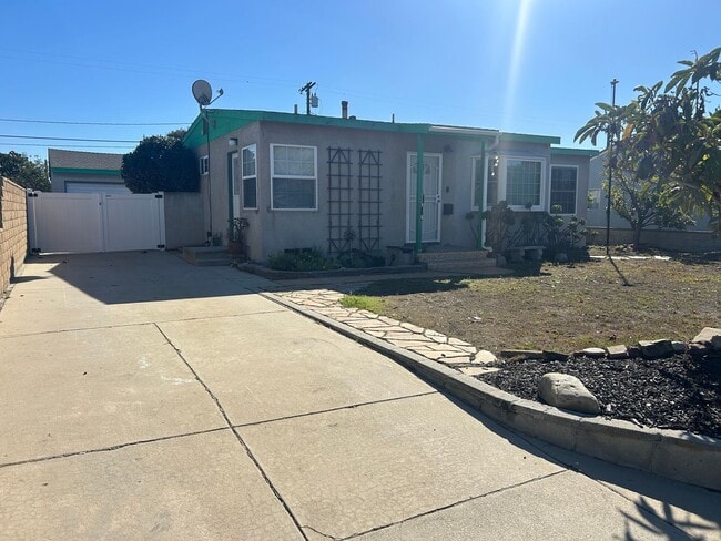 Building Photo - Lovely house for rent: 4 bed 1.75 bath in ...