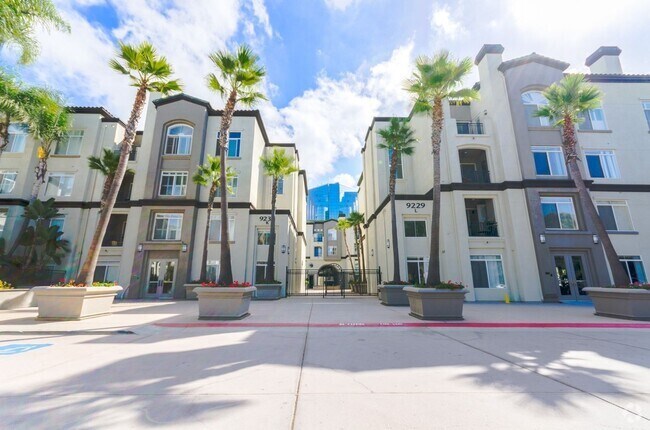 Building Photo - Beautiful 2/2 Condo in Coveted La Jolla UT... Unit M214