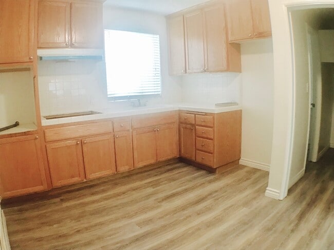 Photo - Large Studio with a full kitchen and Bath One Parking space included Unit Holmby Ave 1934 1/2
