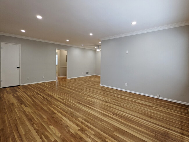 Building Photo - 458 S Oakhurst Dr Unit 5