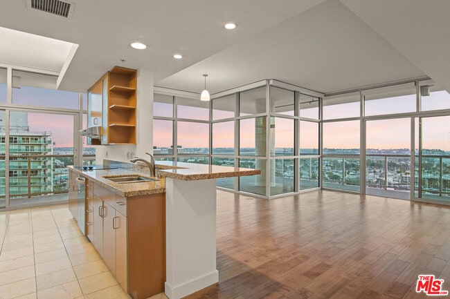 Building Photo - 13700 Marina Pointe Dr Unit 1801