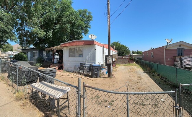2 Bedroom / 1 1/2 bathroom home in Perris - 2 Bedroom / 1 1/2 bathroom home in Perris