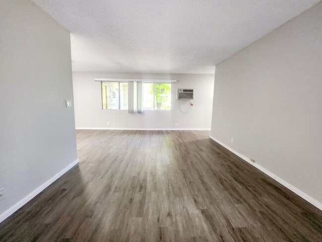 Building Photo - 400 N Serrano Ave