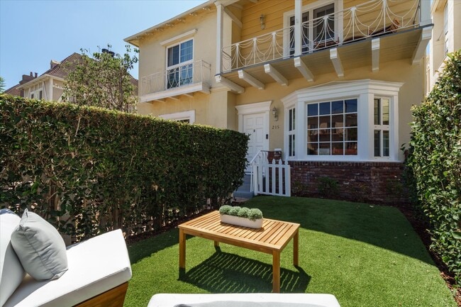 Building Photo - 215 S Poinsettia Pl Unit 215