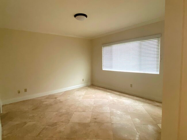 Photo - 16830 Wyandotte St