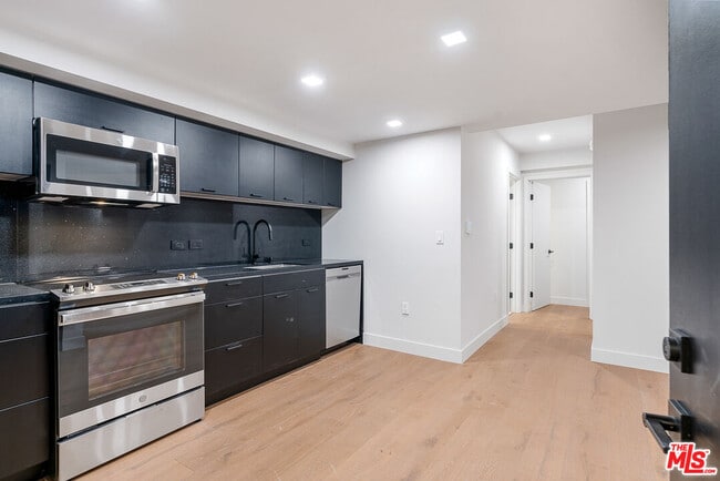 Building Photo - 12320 Montana Ave Unit 111