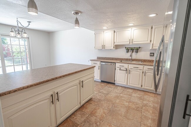 Photo - 4 Bedroom Home for Rent in Valencia!