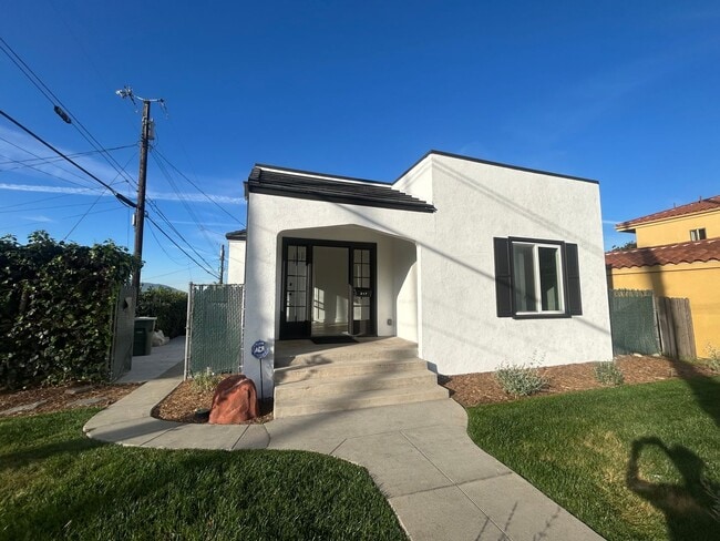 Building Photo - 2 Bedroom & 1 Bathroom