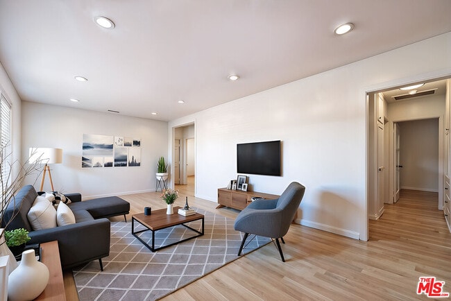 Photo - 17226 Vanowen St