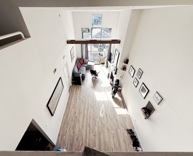 Building Photo - 5051 Rosewood Ave Unit 208