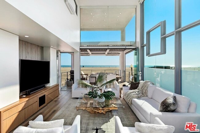 Photo - 1255 Palisades Beach Rd