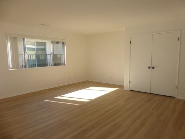 Photo - 673 W 20th St Unit #3
