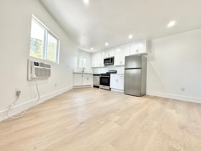 Building Photo - 1000 Coronado Terrace Unit 9A Rental