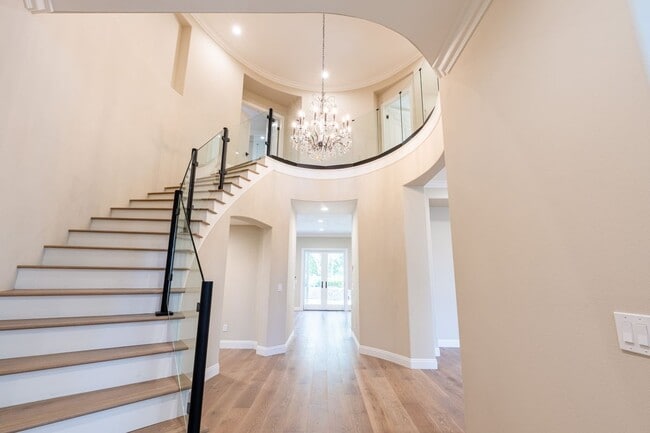 Building Photo - 6 Heather