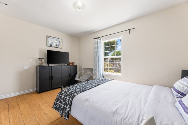 Photo - 7452 Jamieson Ave